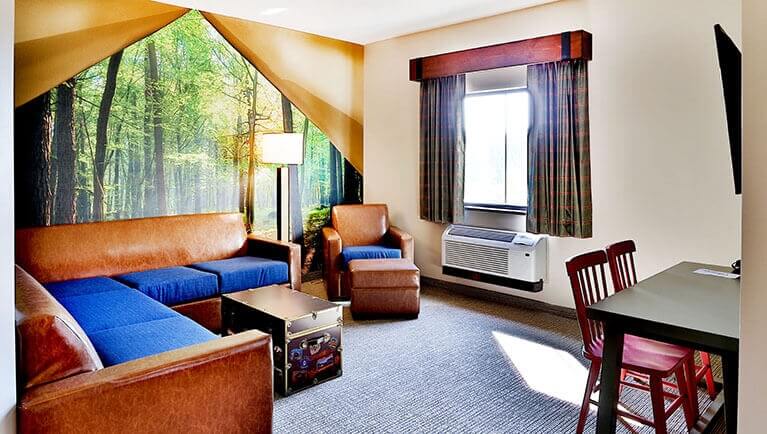 Grizzly Bear Suite (Patio) | Premium Suite | Great Wolf Lodge LaGrange, GA